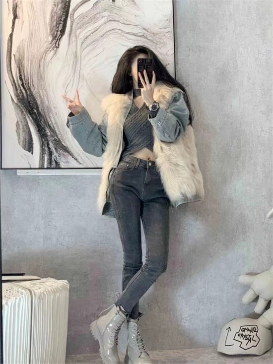 皮猫女装 简约洒脱而不失个性 彰显独立美感 